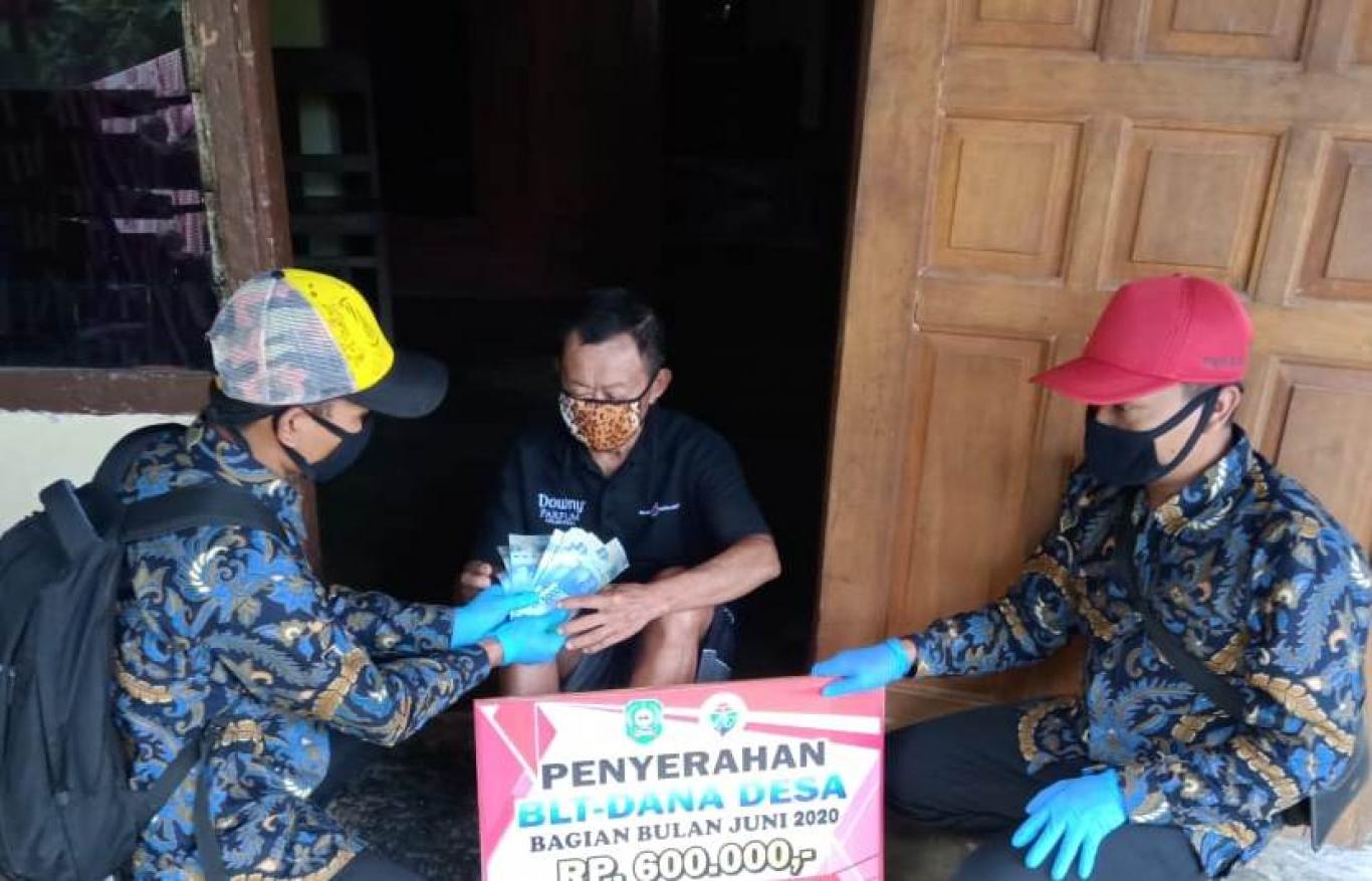 Penyerahan BLT-Dana Desa Bagian Bulan Juni 2020 Desa Sumberdadi ...
